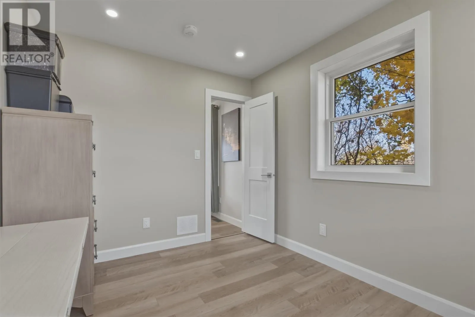 6 Victoria AVE
