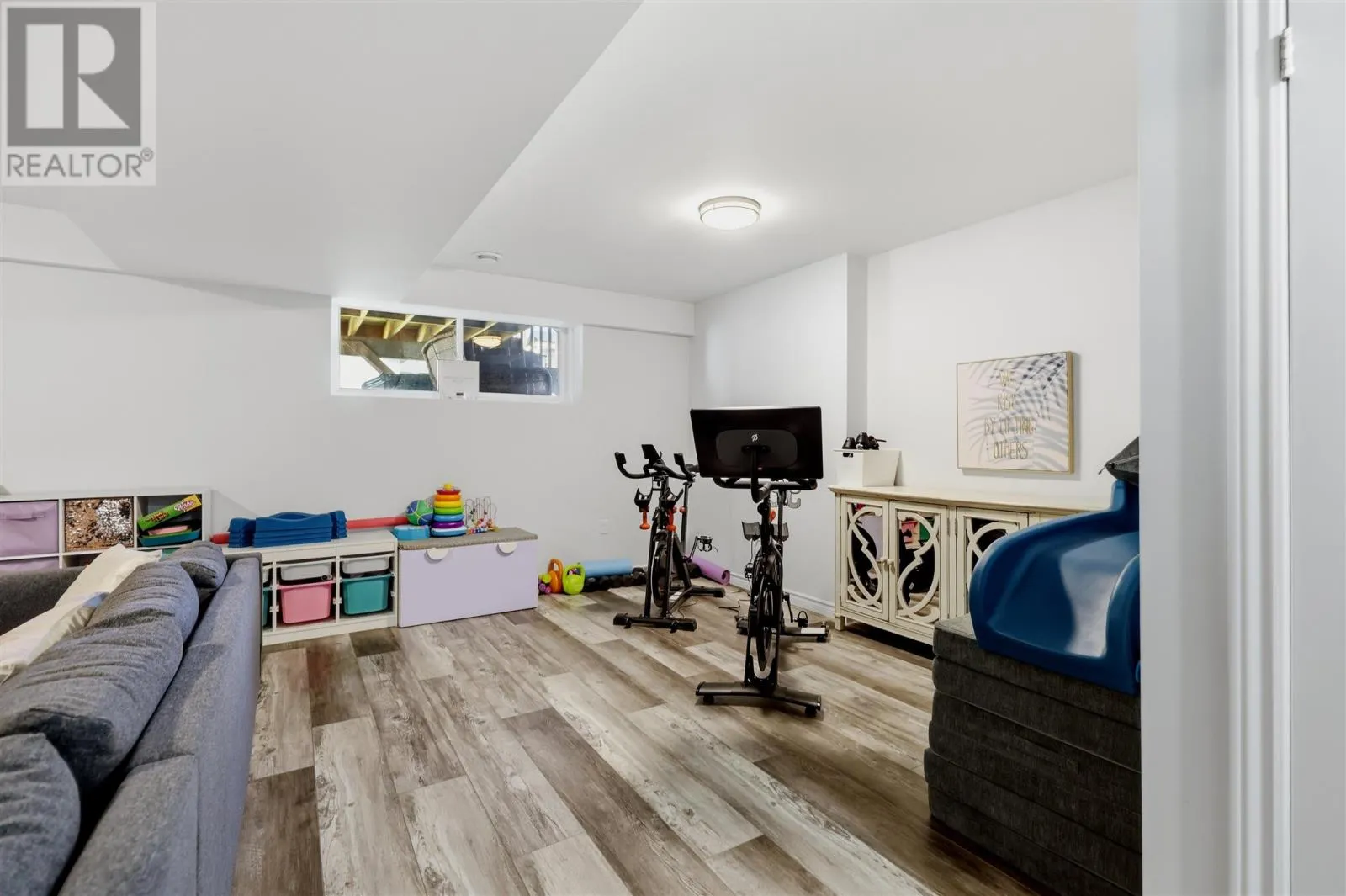 76 Crestwood AVE