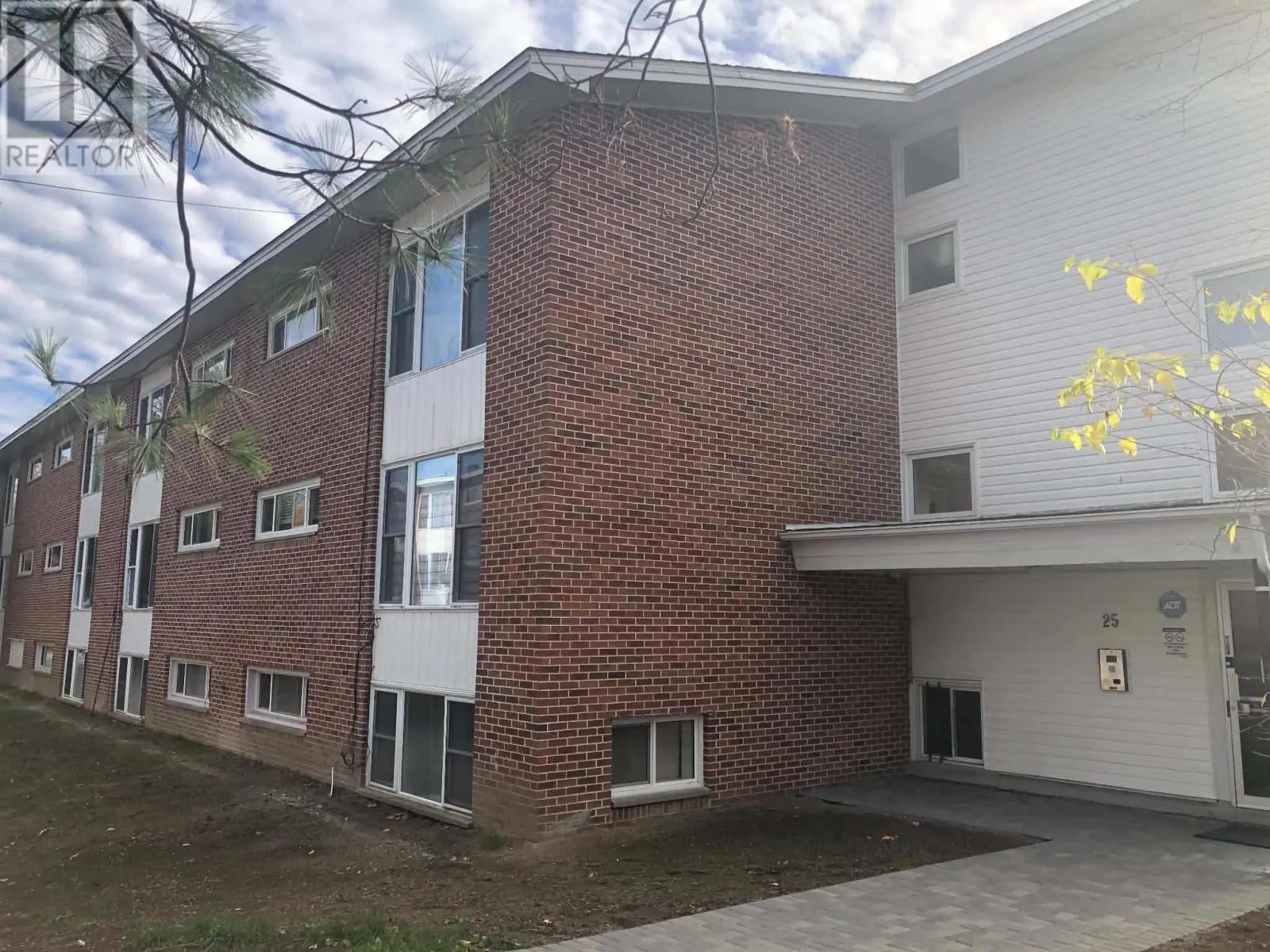 #50 - 25 Mississauga AVE