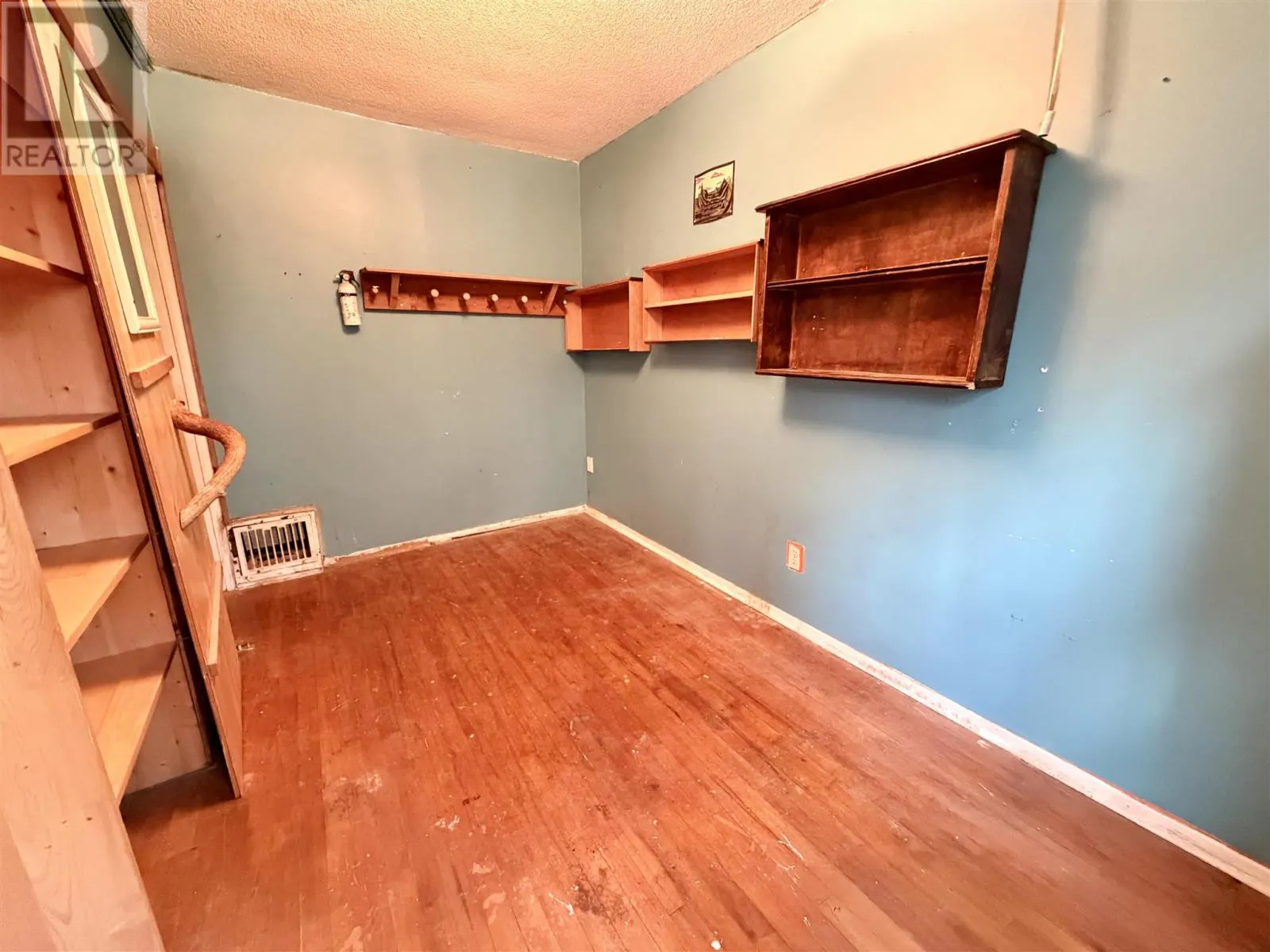 6 Hawthorne AVE