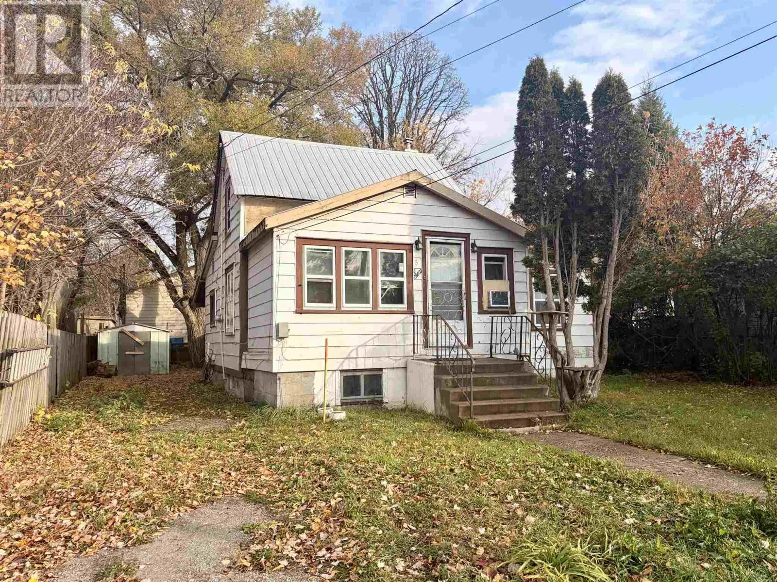 6 Hawthorne AVE