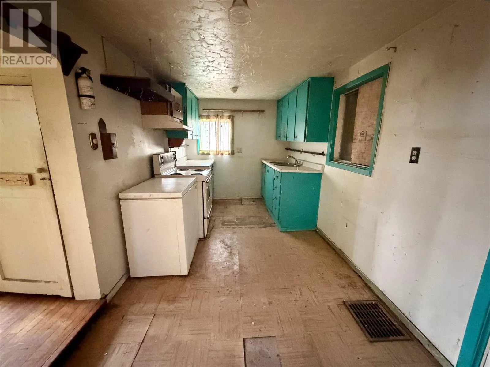 6 Hawthorne AVE