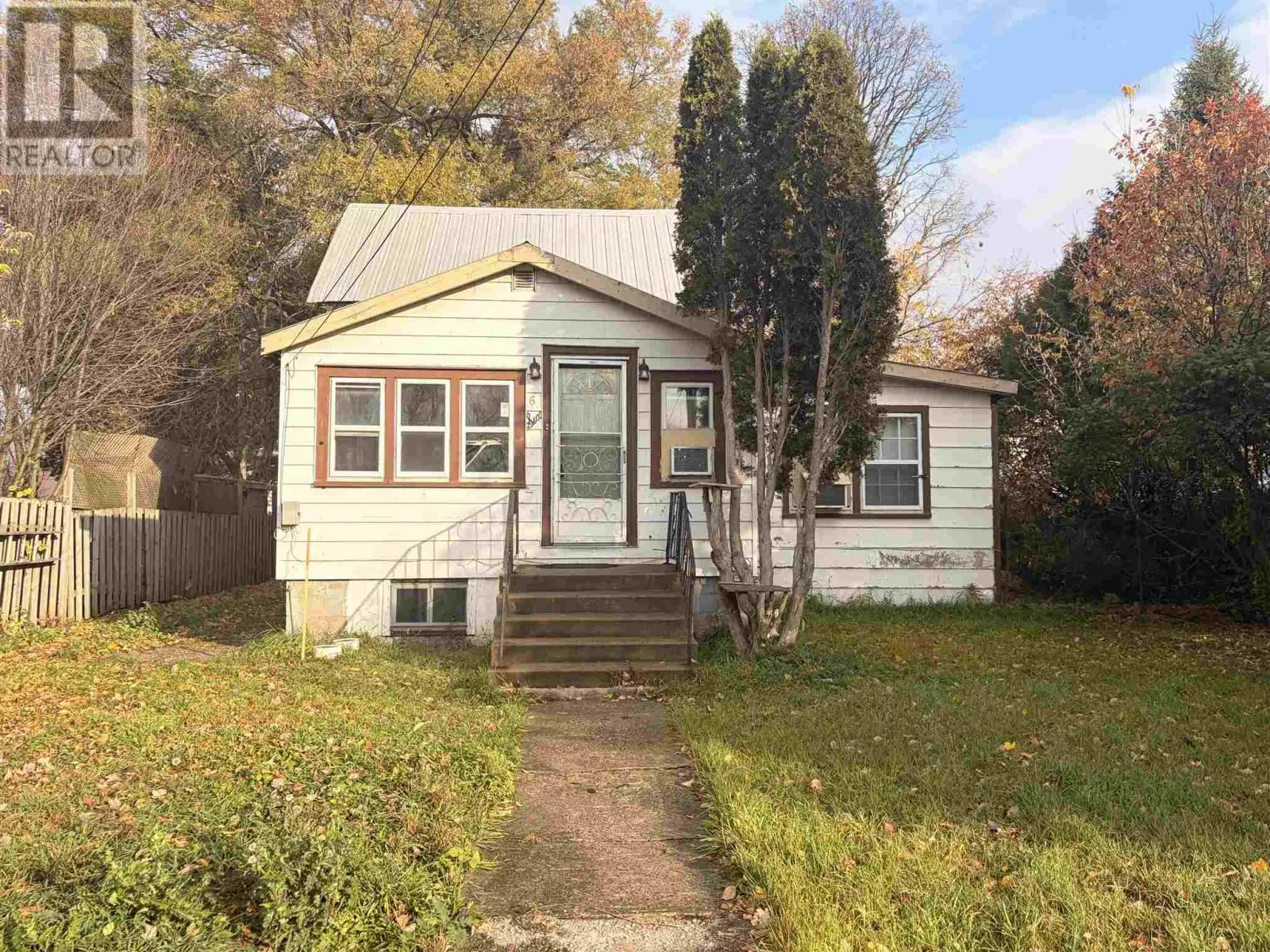 6 Hawthorne AVE
