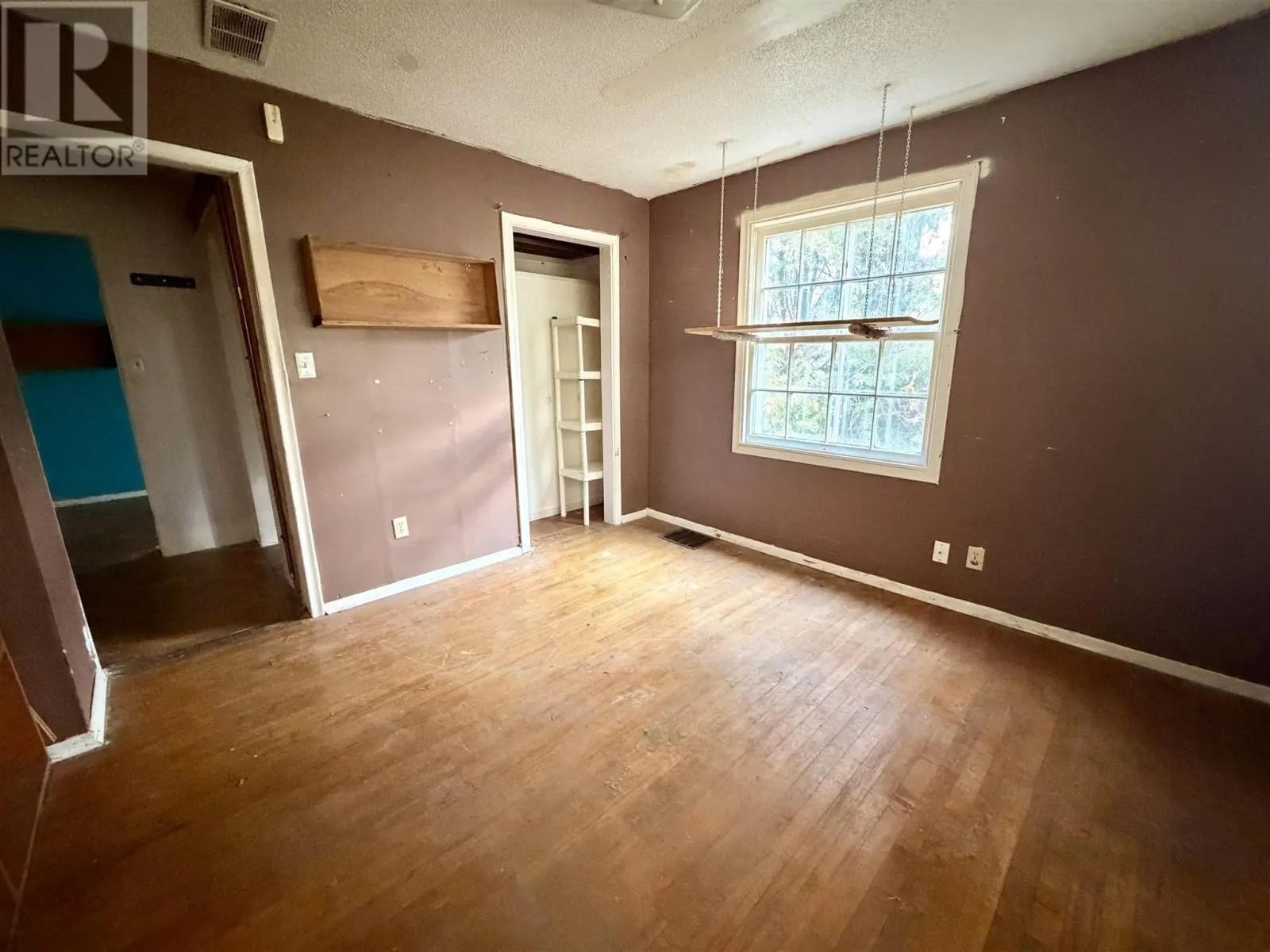 6 Hawthorne AVE