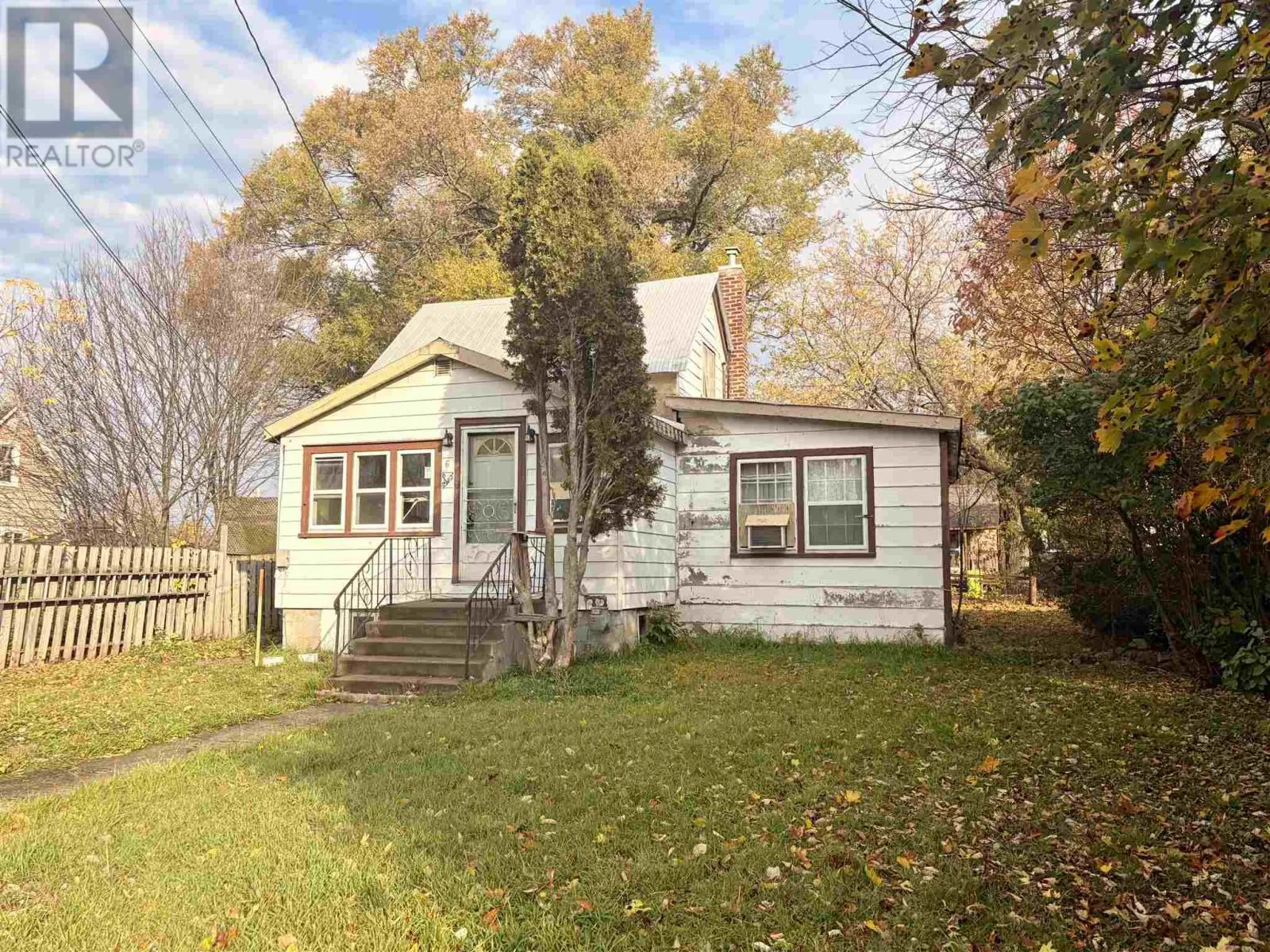 6 Hawthorne AVE