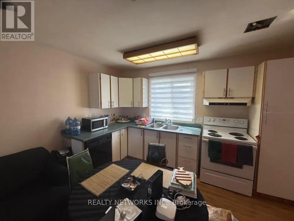 4 - 577 COLLEGE STREET, #4