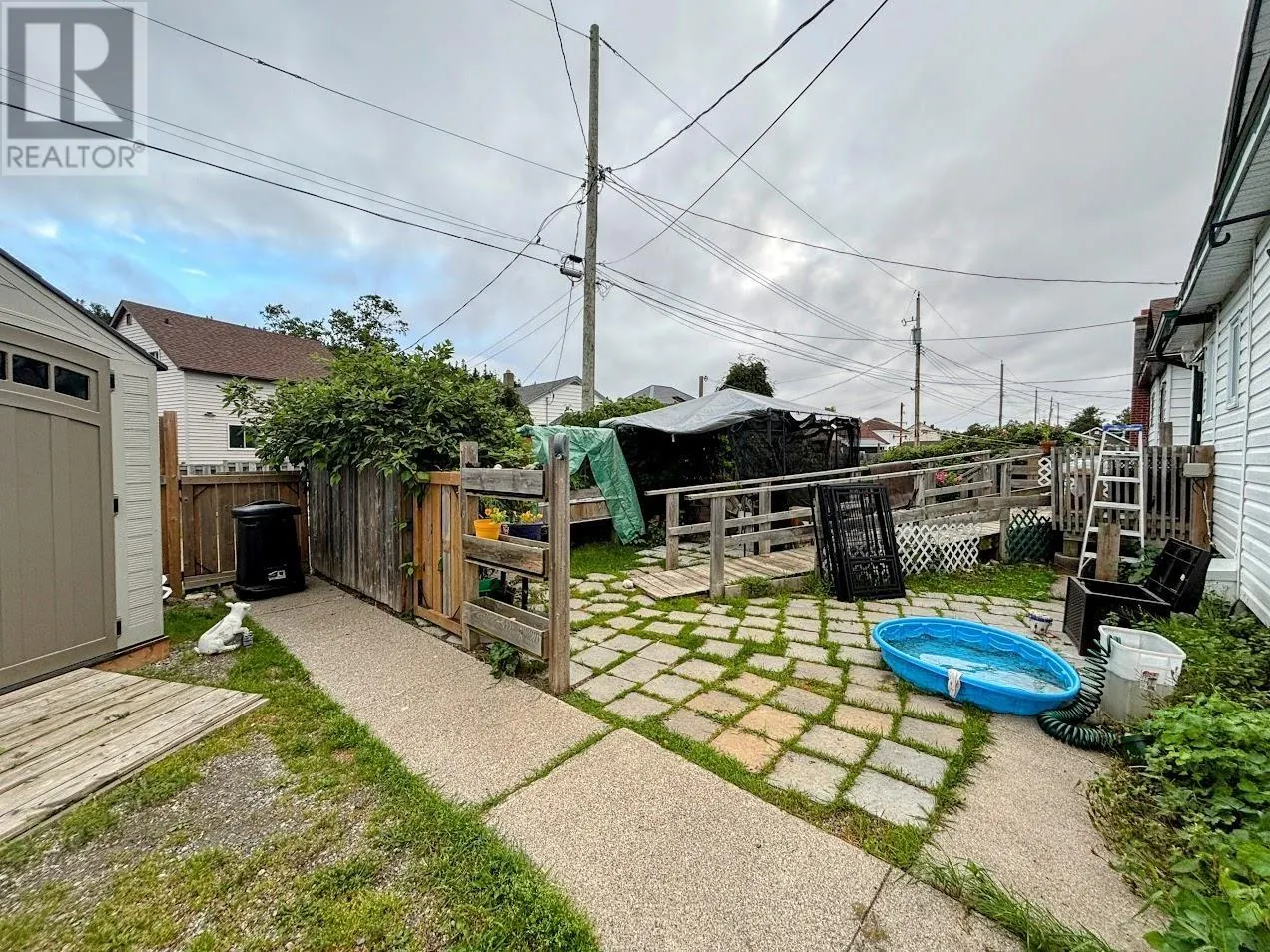 32 Howe ST
