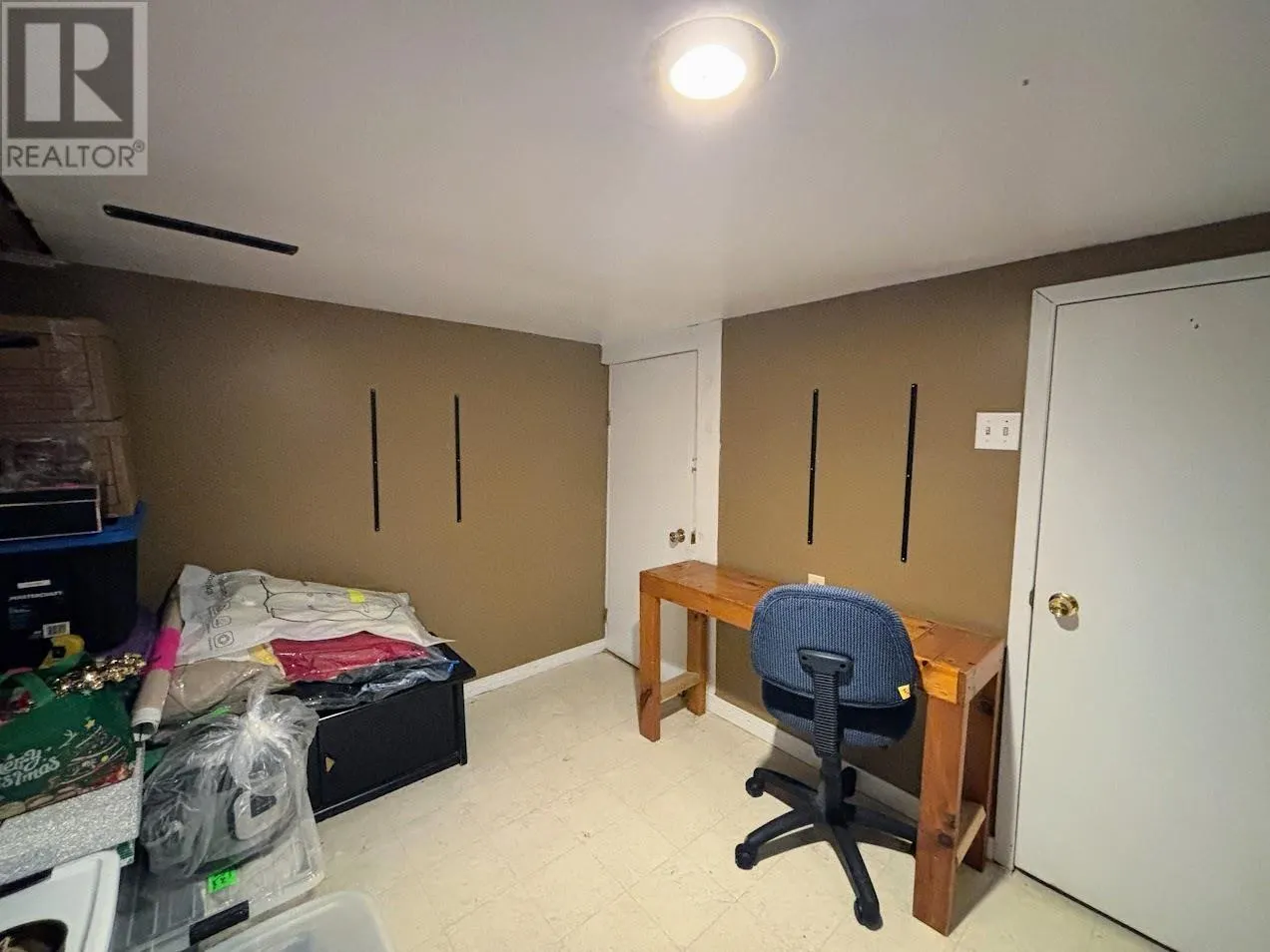32 Howe ST