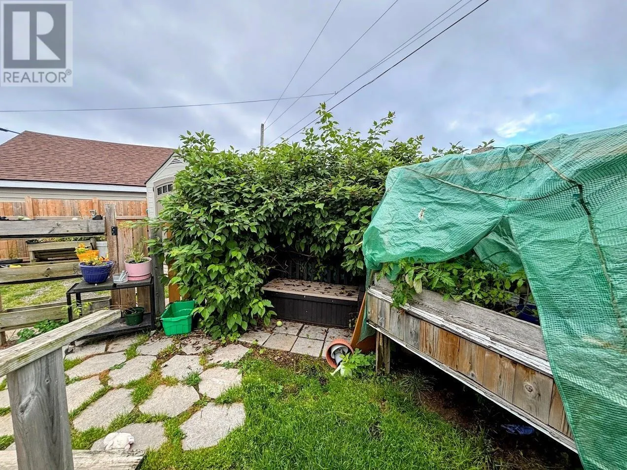 32 Howe ST