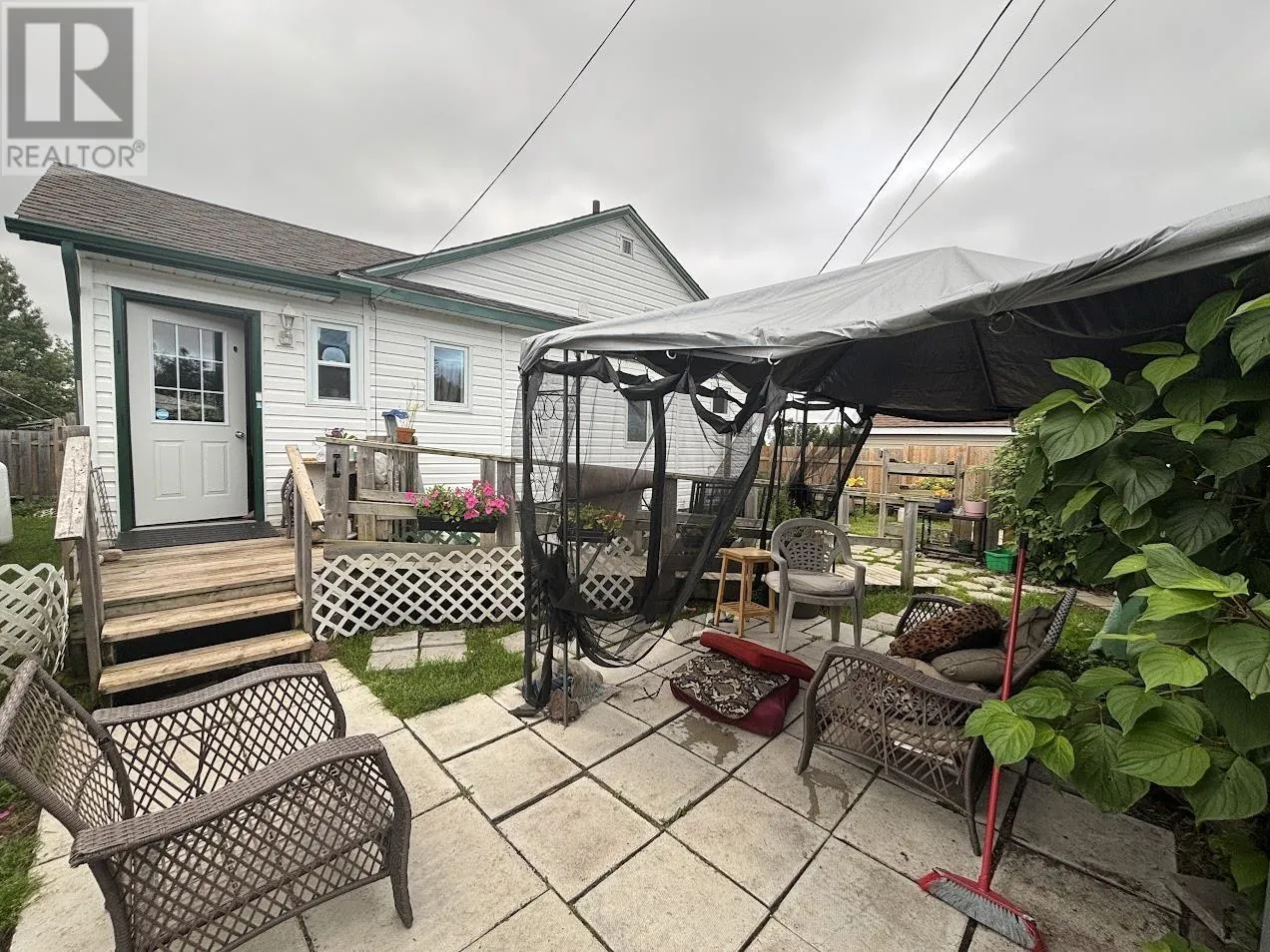 32 Howe ST