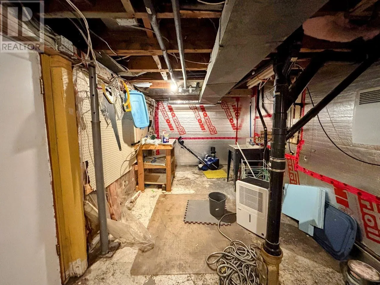 32 Howe ST