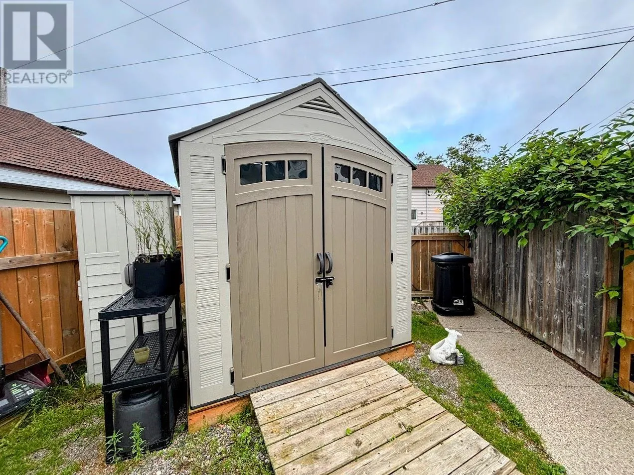 32 Howe ST