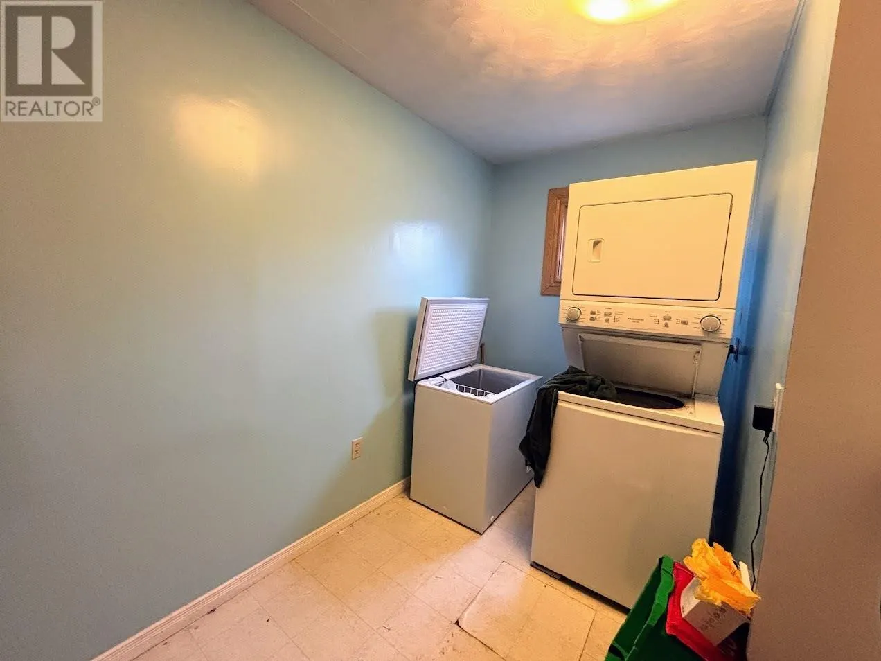 32 Howe ST