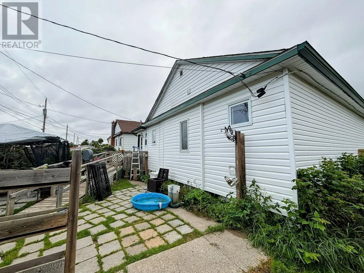 32 Howe ST