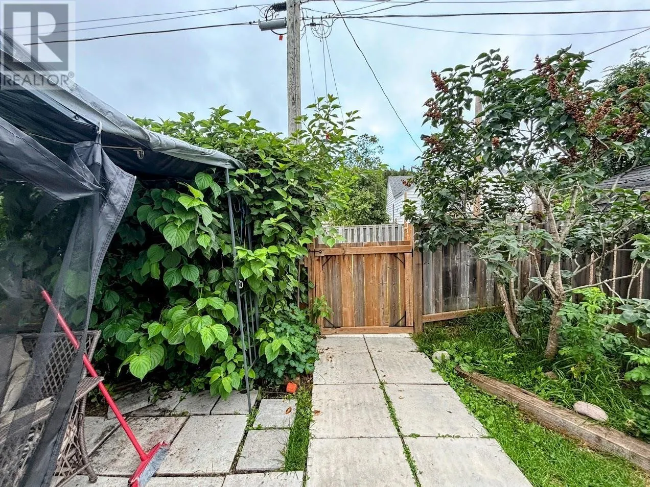32 Howe ST