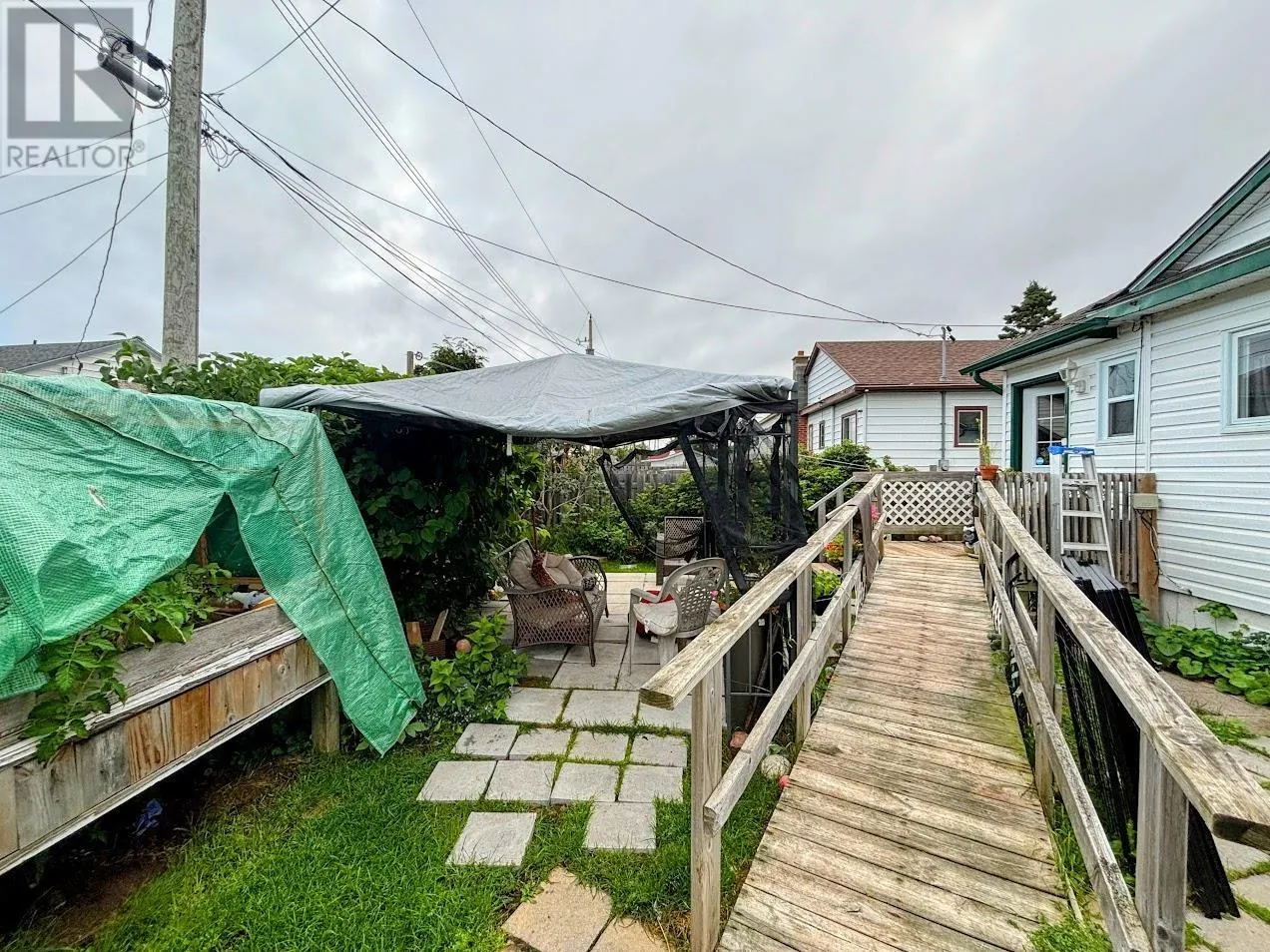 32 Howe ST