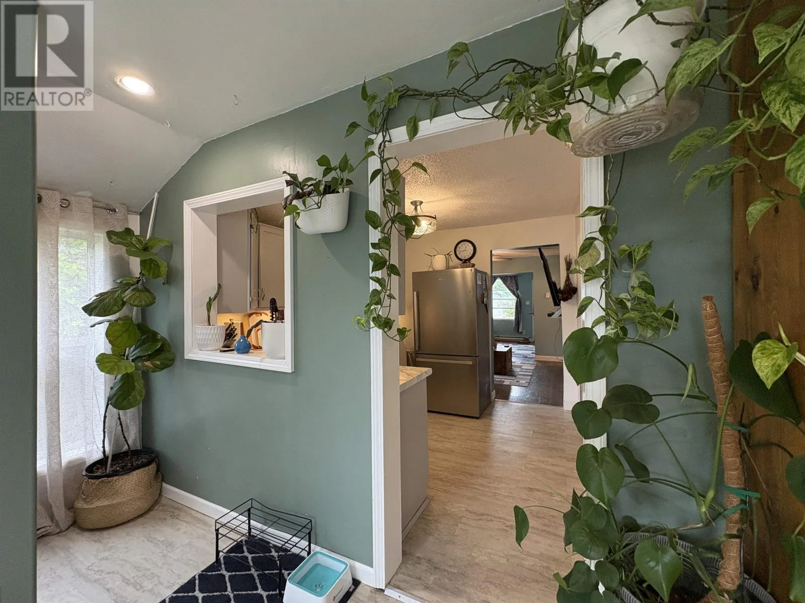 627 Second ST E
