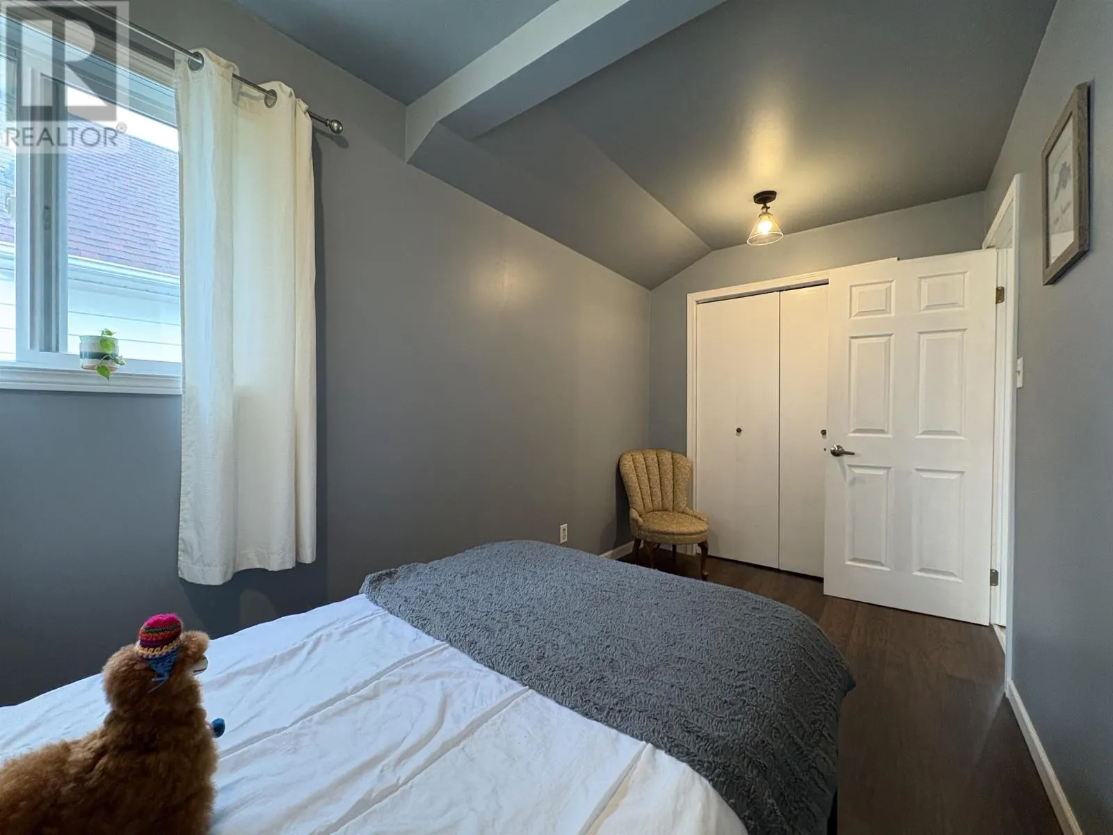 627 Second ST E