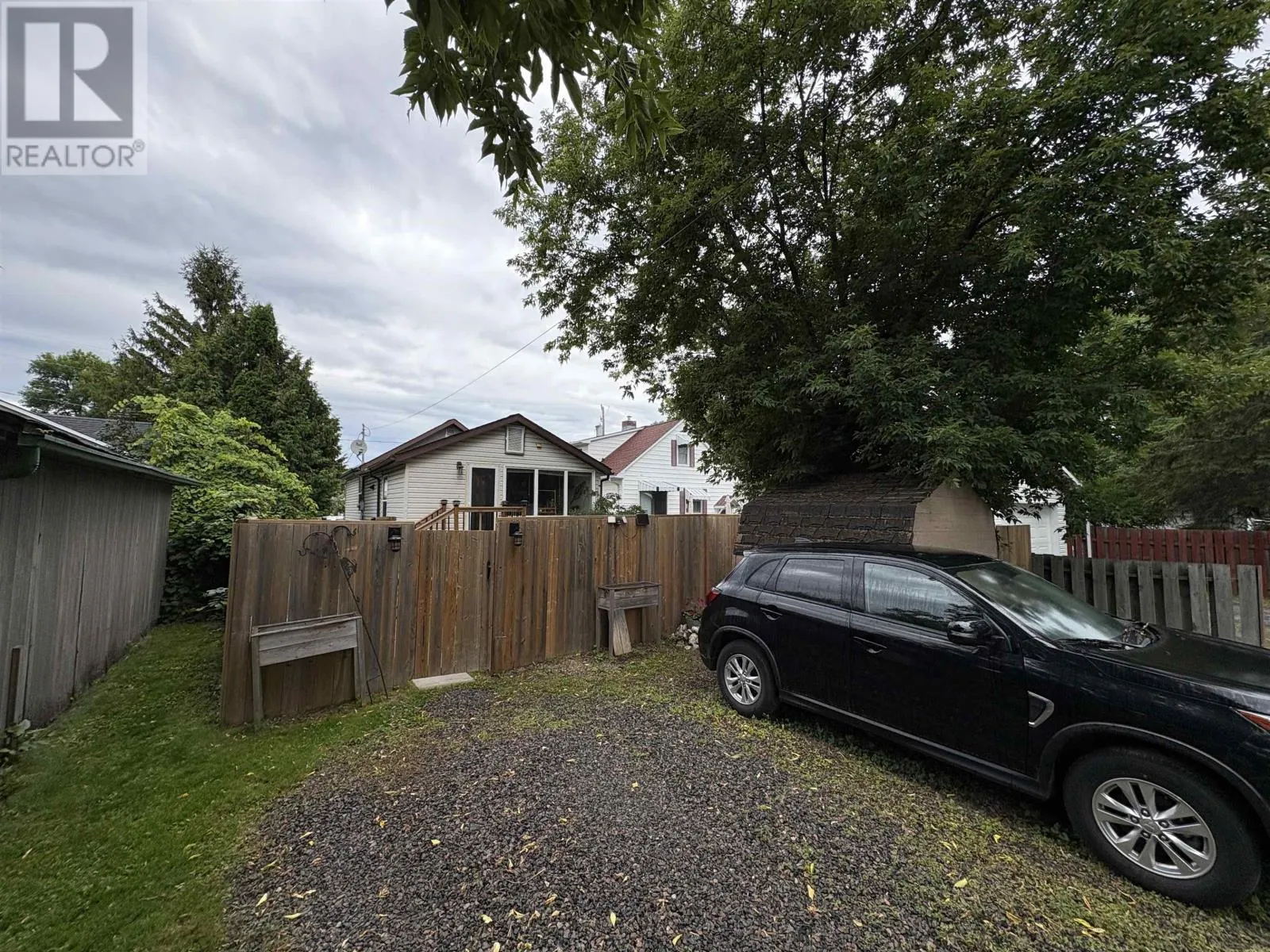 627 Second ST E