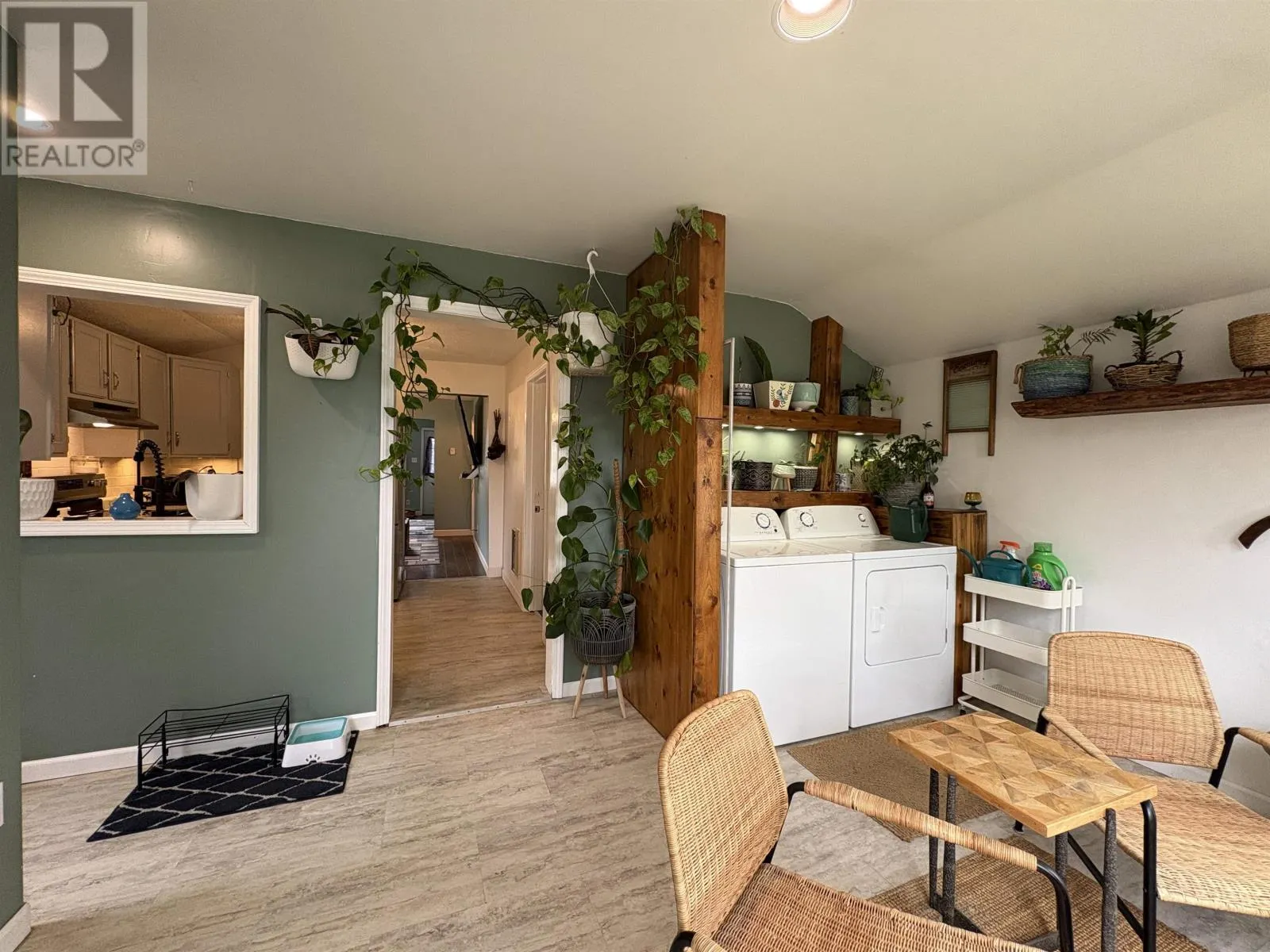 627 Second ST E