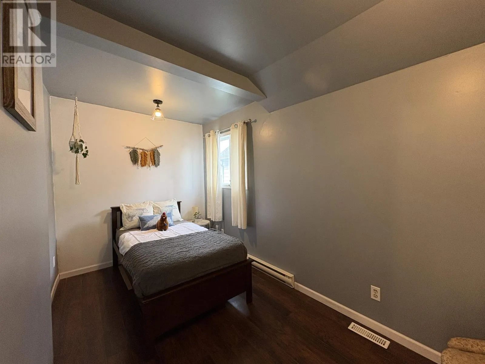 627 Second ST E
