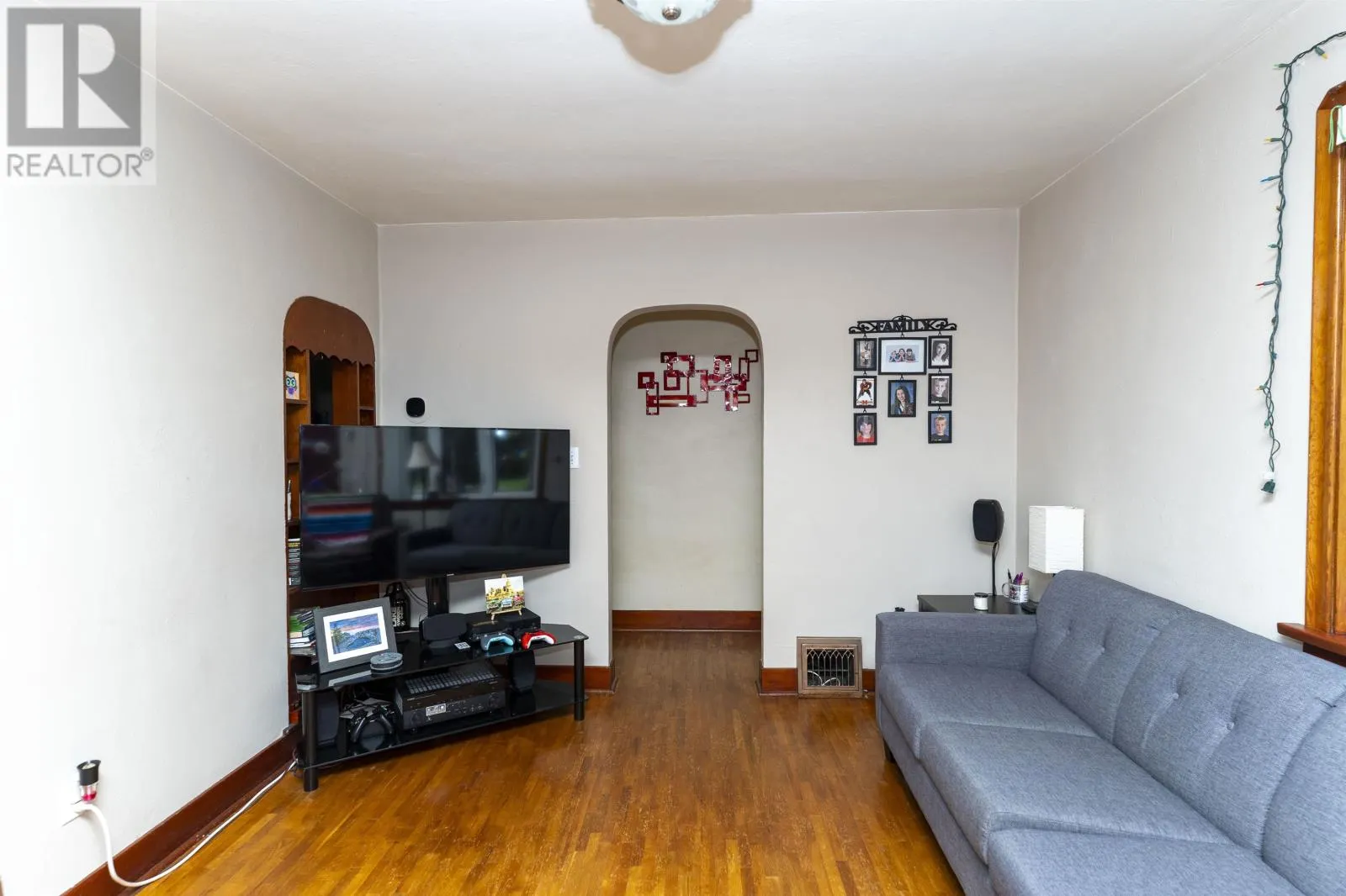 427 McKellar ST