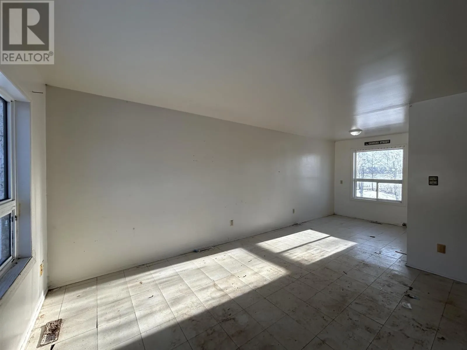 44 Eleanor Lake RD