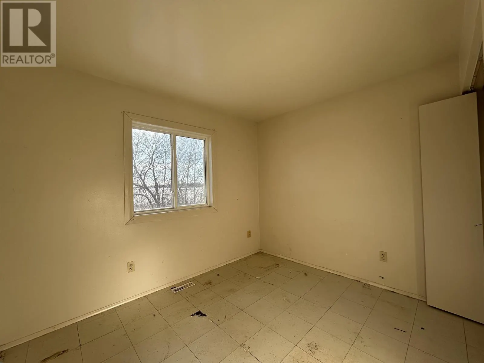 44 Eleanor Lake RD