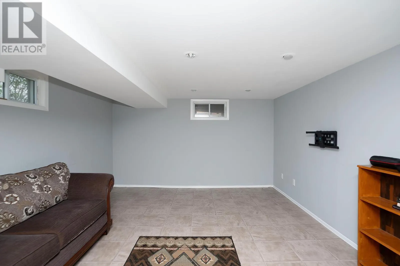 570 Leslie AVE