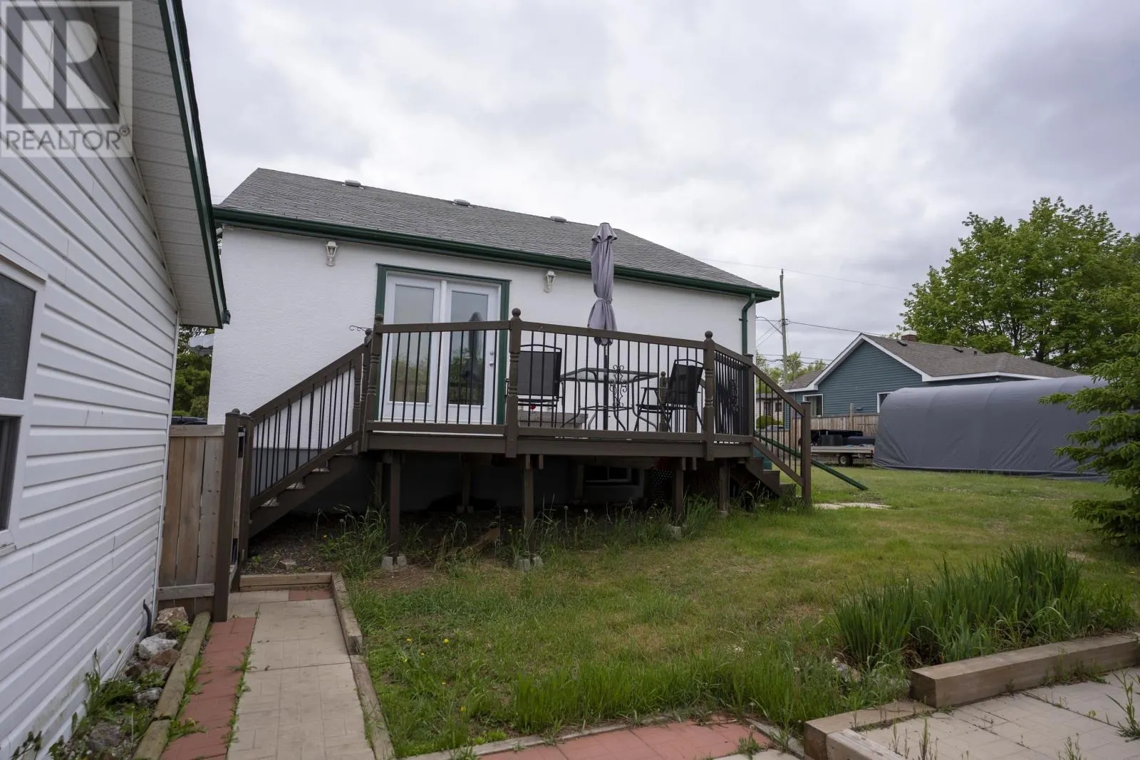 570 Leslie AVE