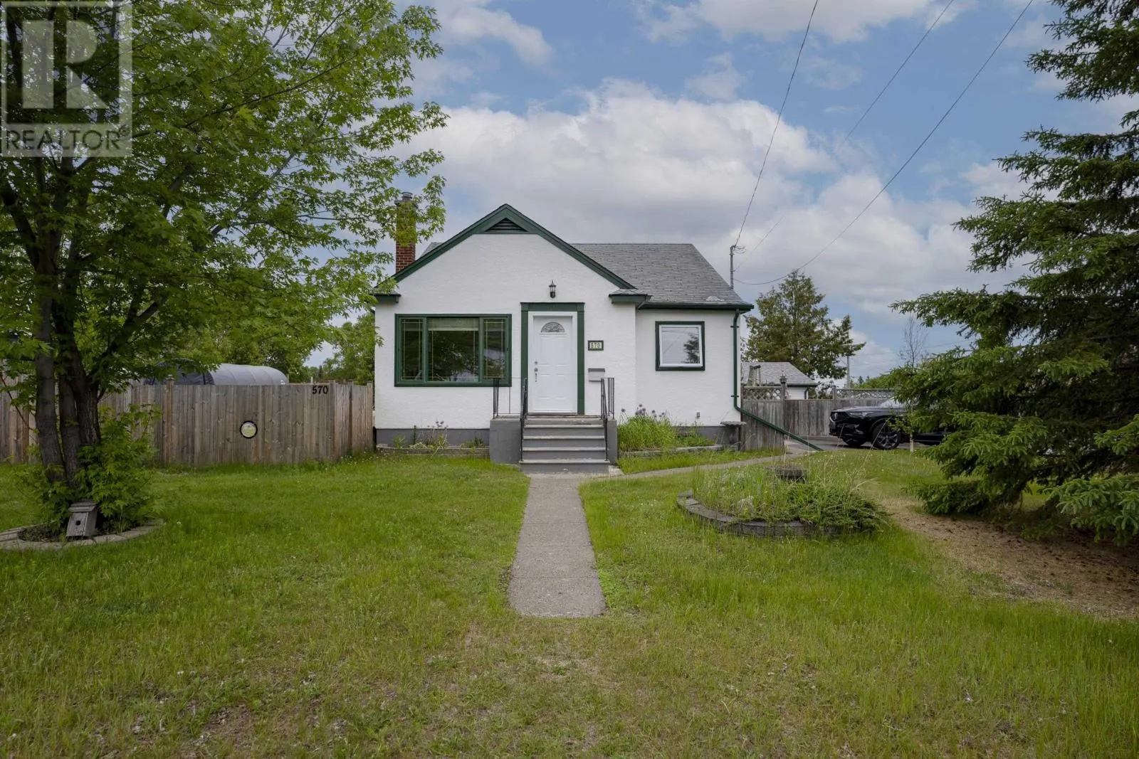 570 Leslie AVE