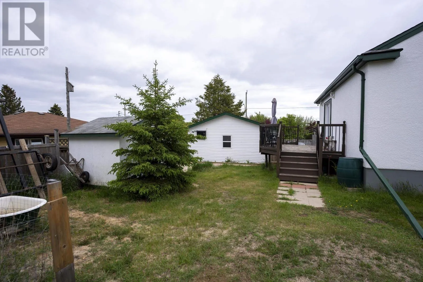 570 Leslie AVE