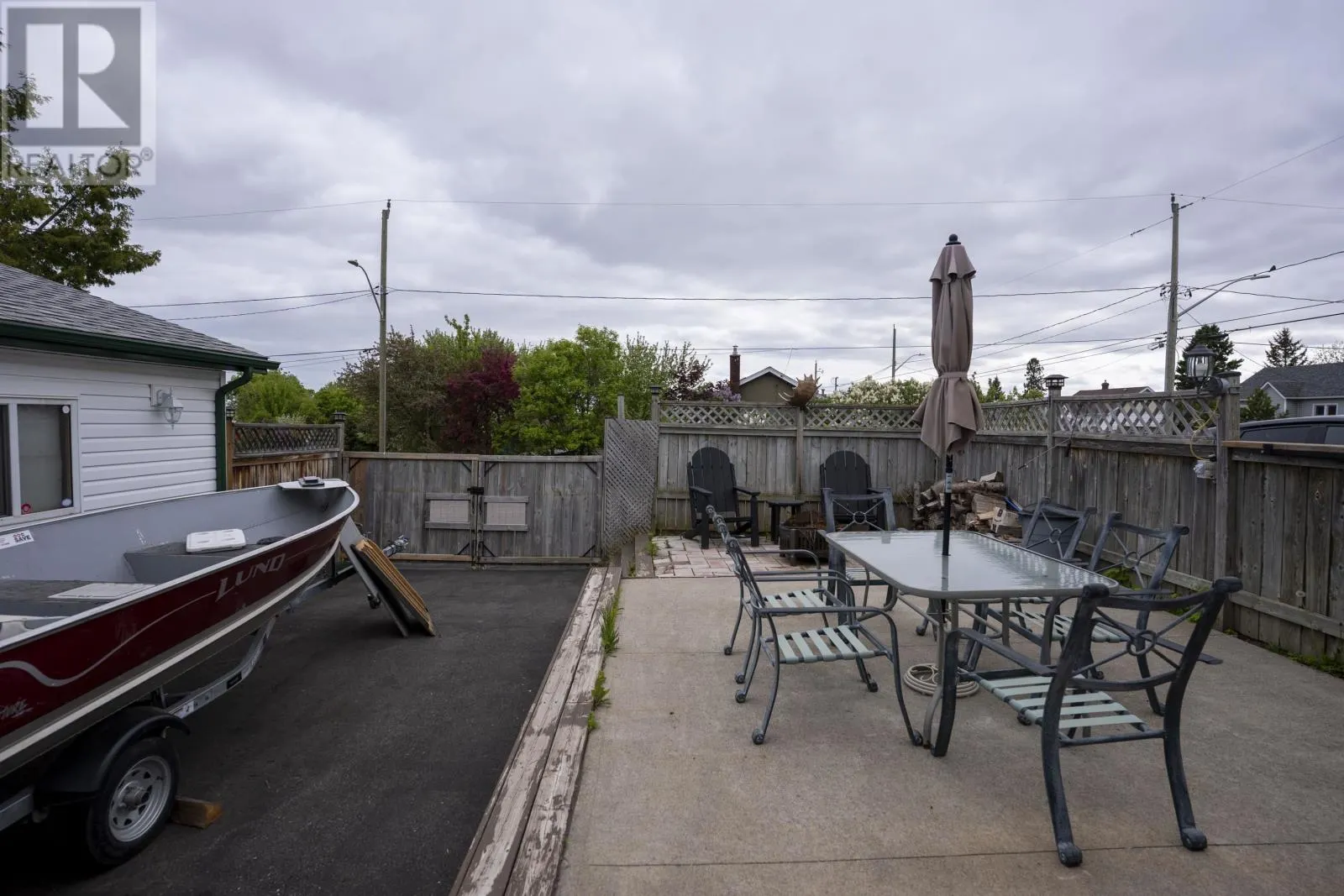 570 Leslie AVE