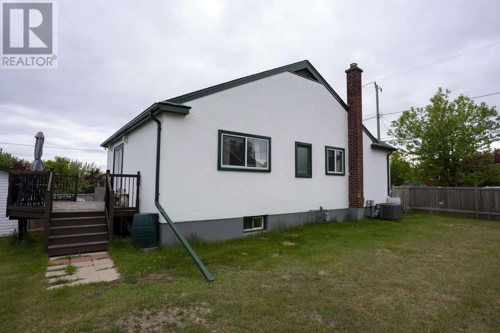 570 Leslie AVE
