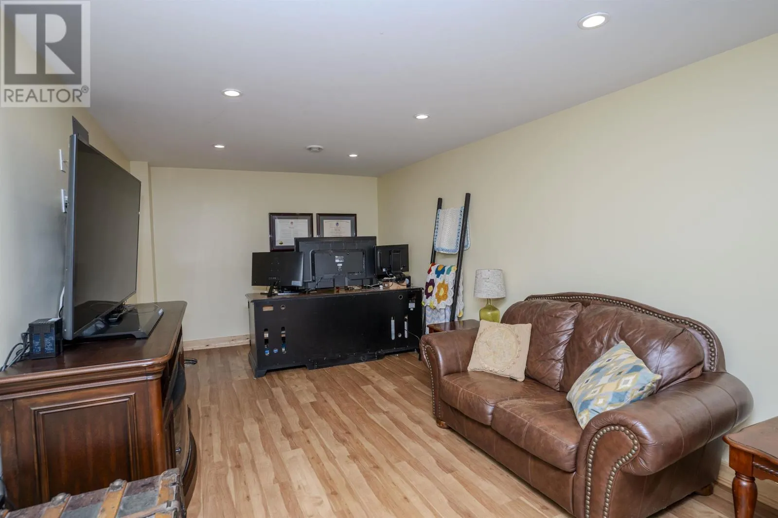 345 Fisher RD