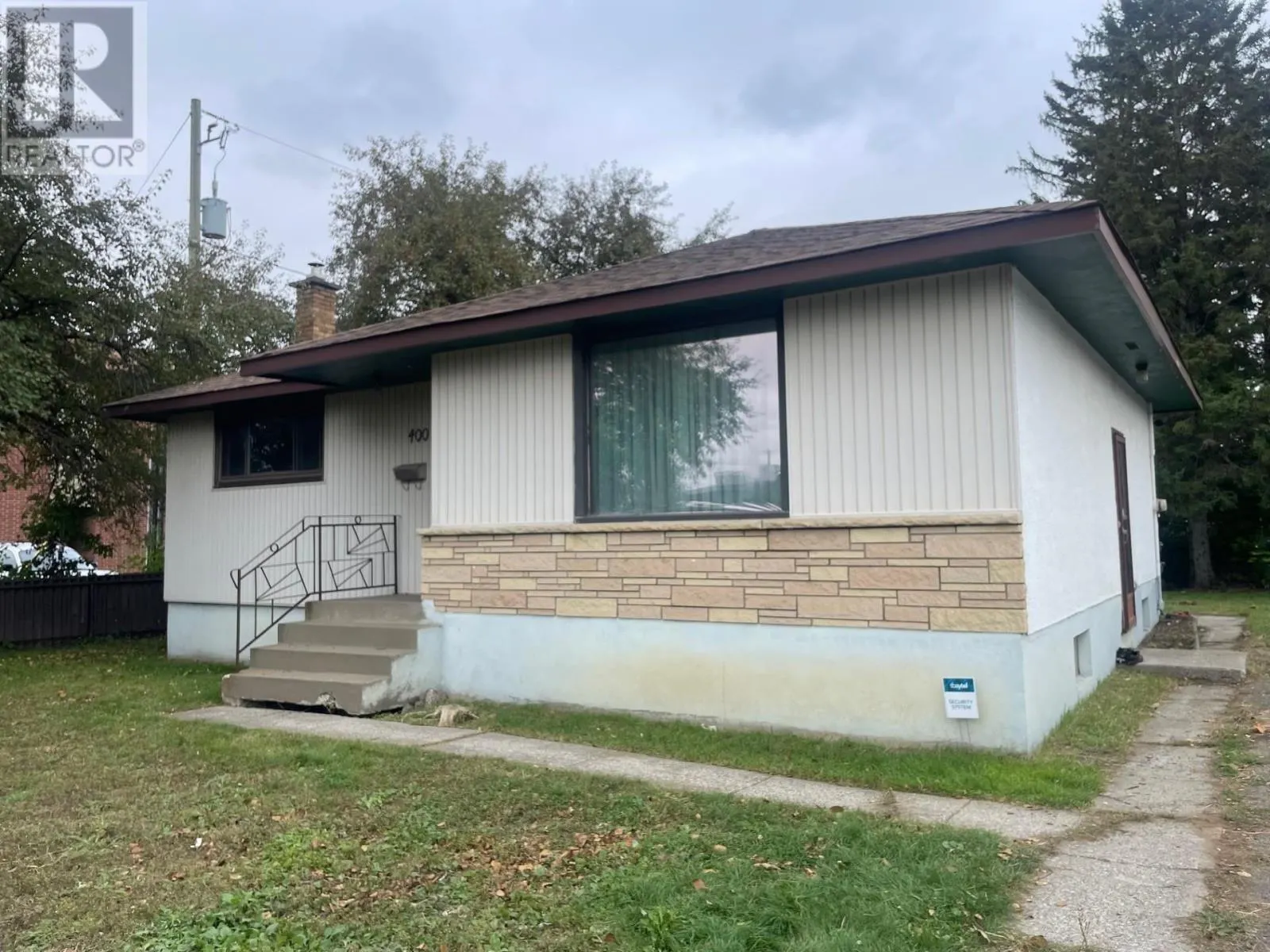 400 James ST S