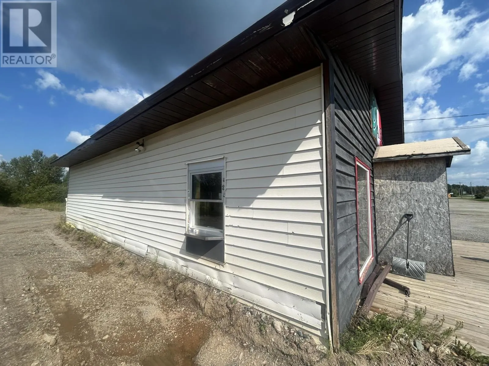 724 MACKENZIE EAST AVE