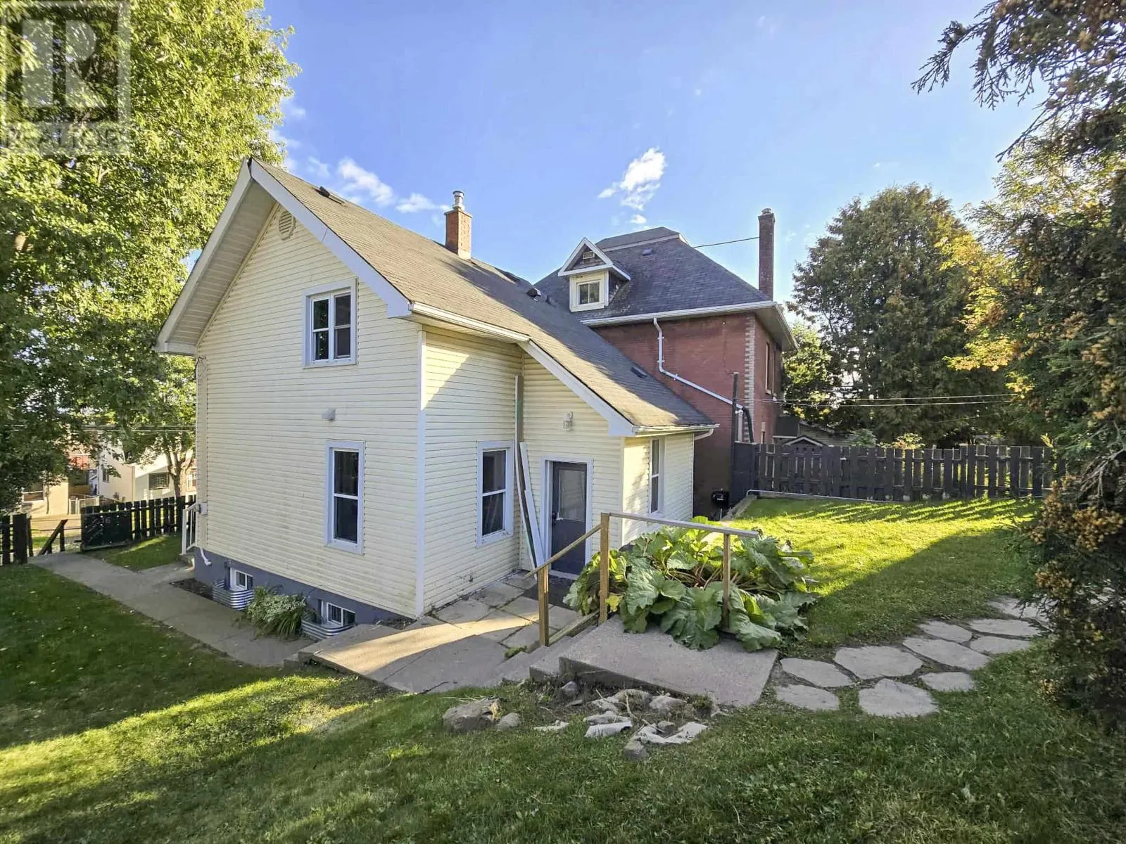 16 CROWN ST