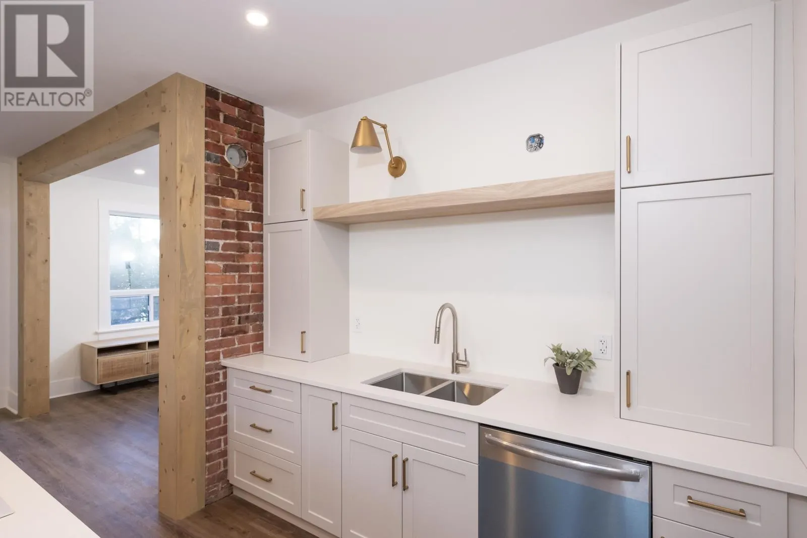 16 CROWN ST