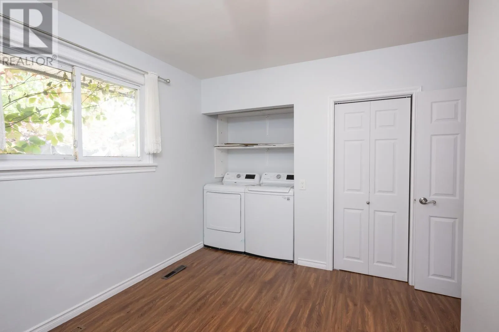 404 James St South