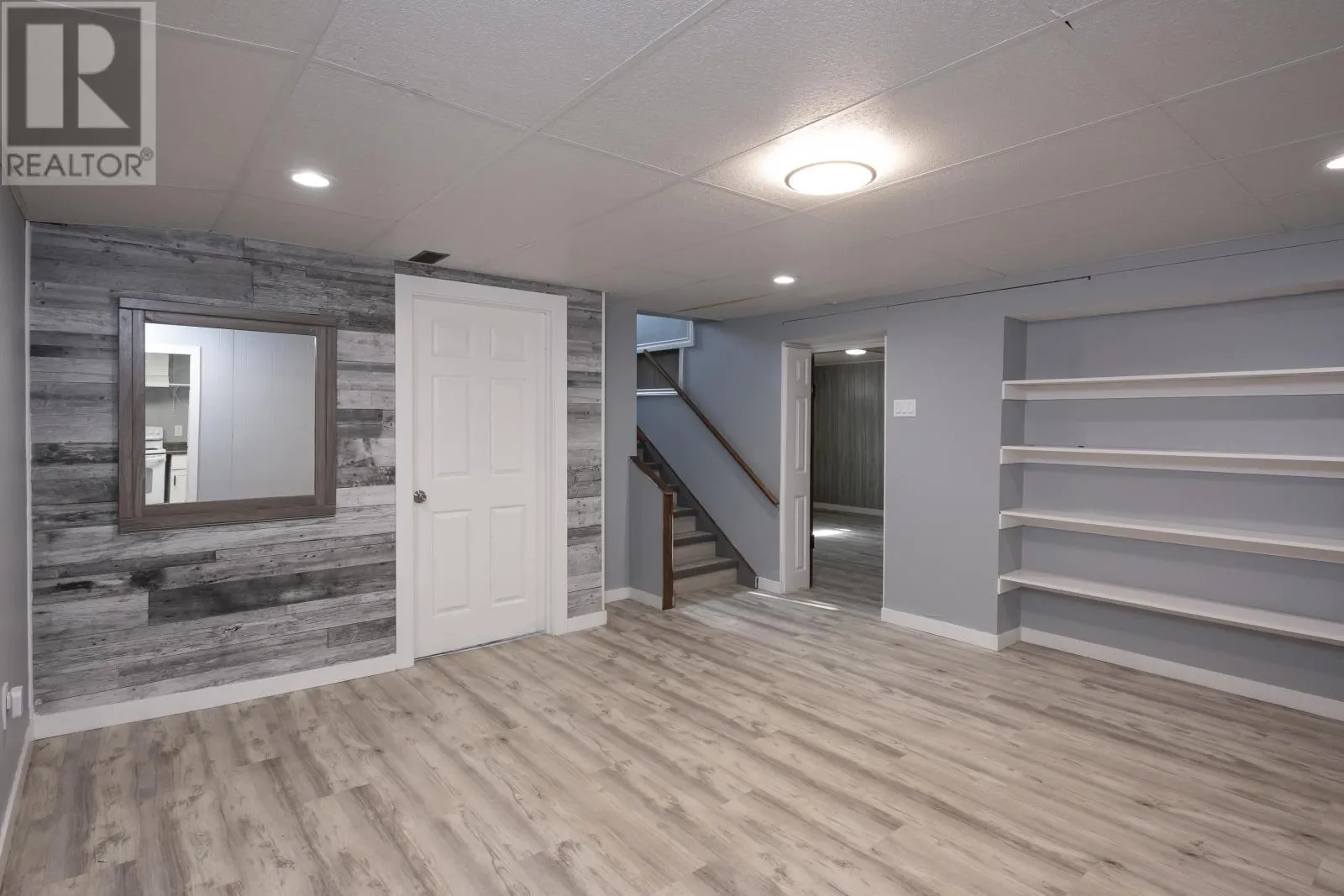 404 James St South