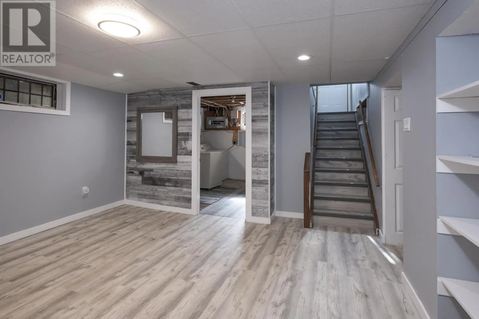 404 James St South