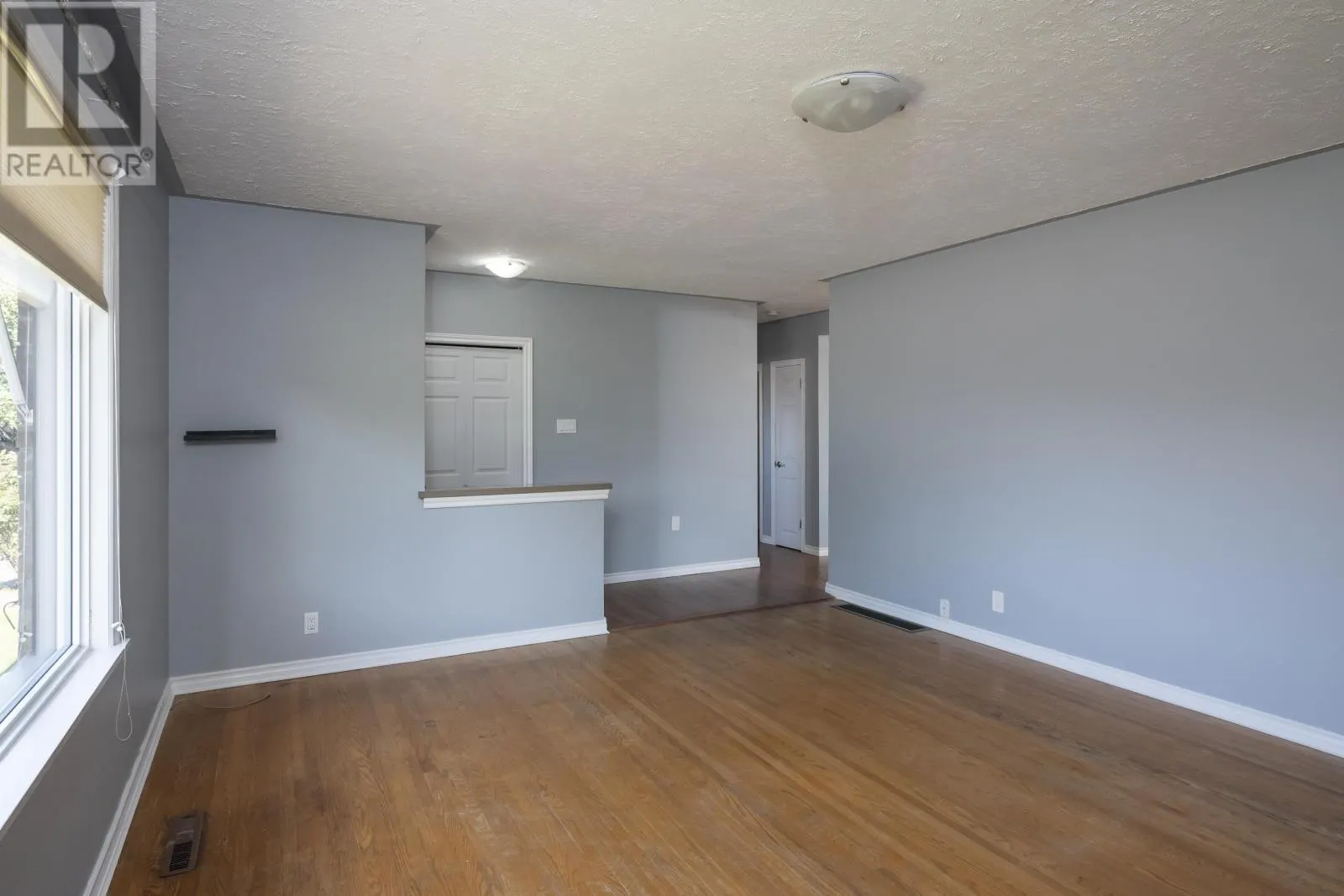 404 James St South