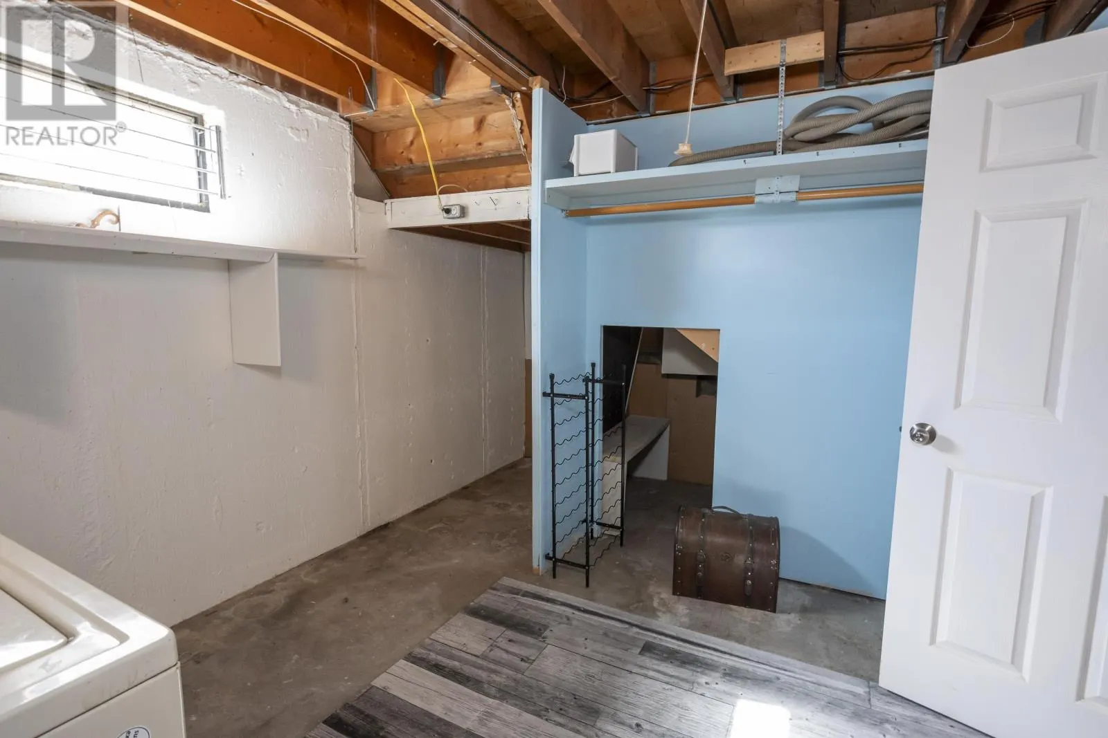 404 James St South
