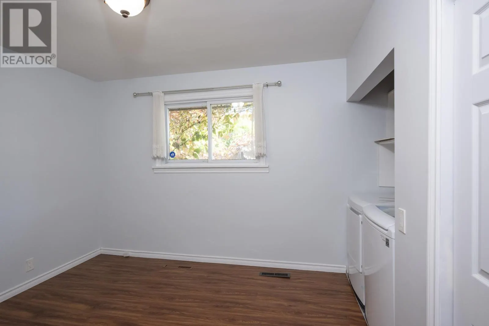 404 James St South