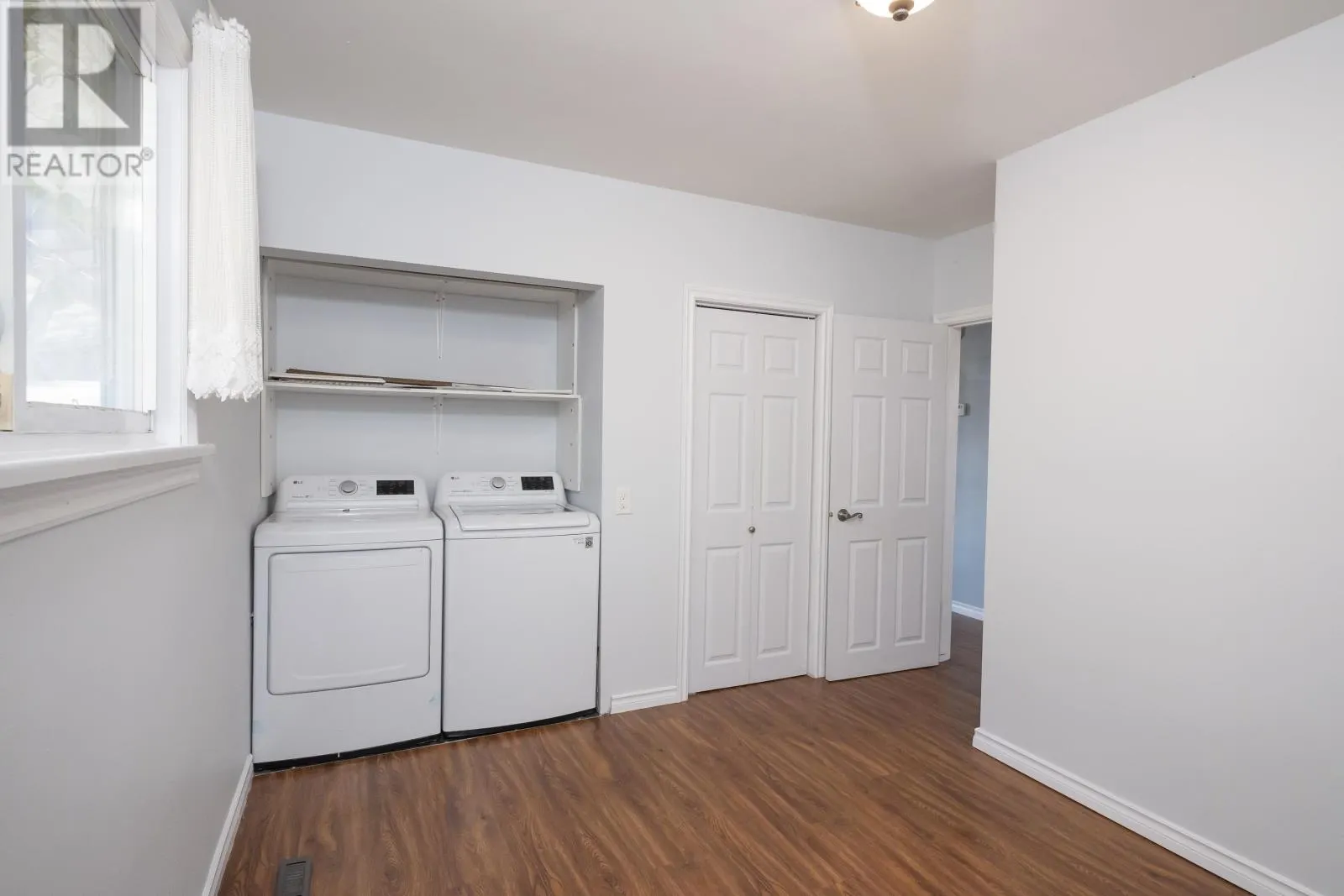 404 James St South