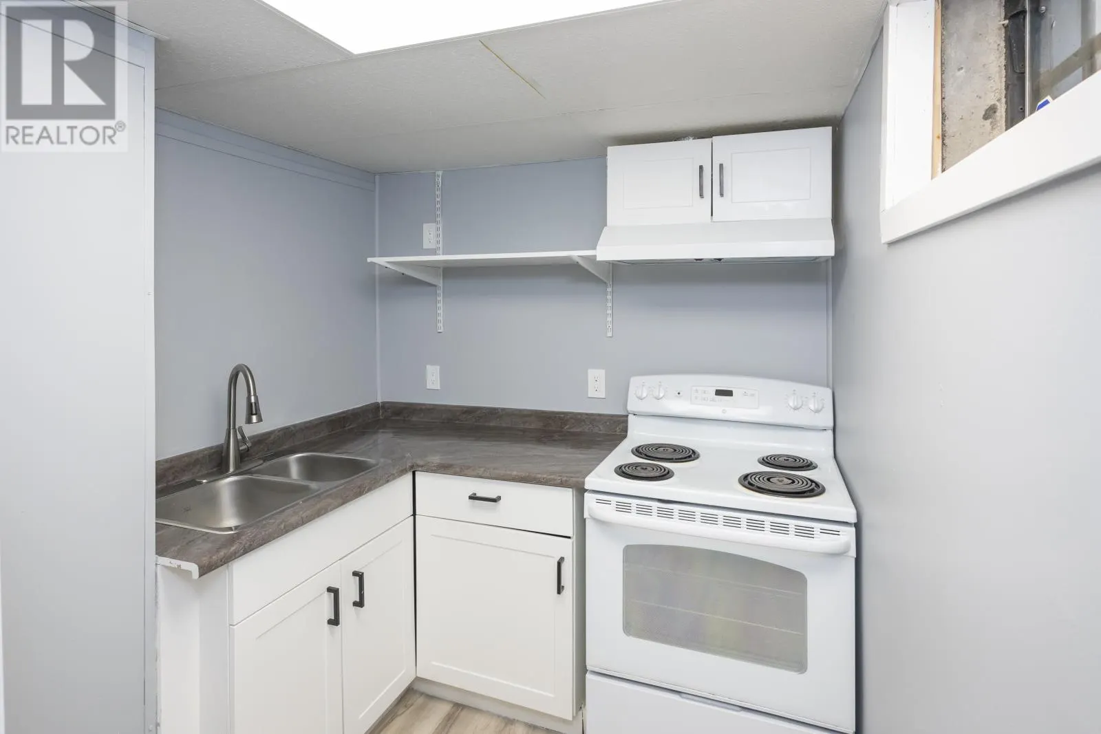 404 James St South
