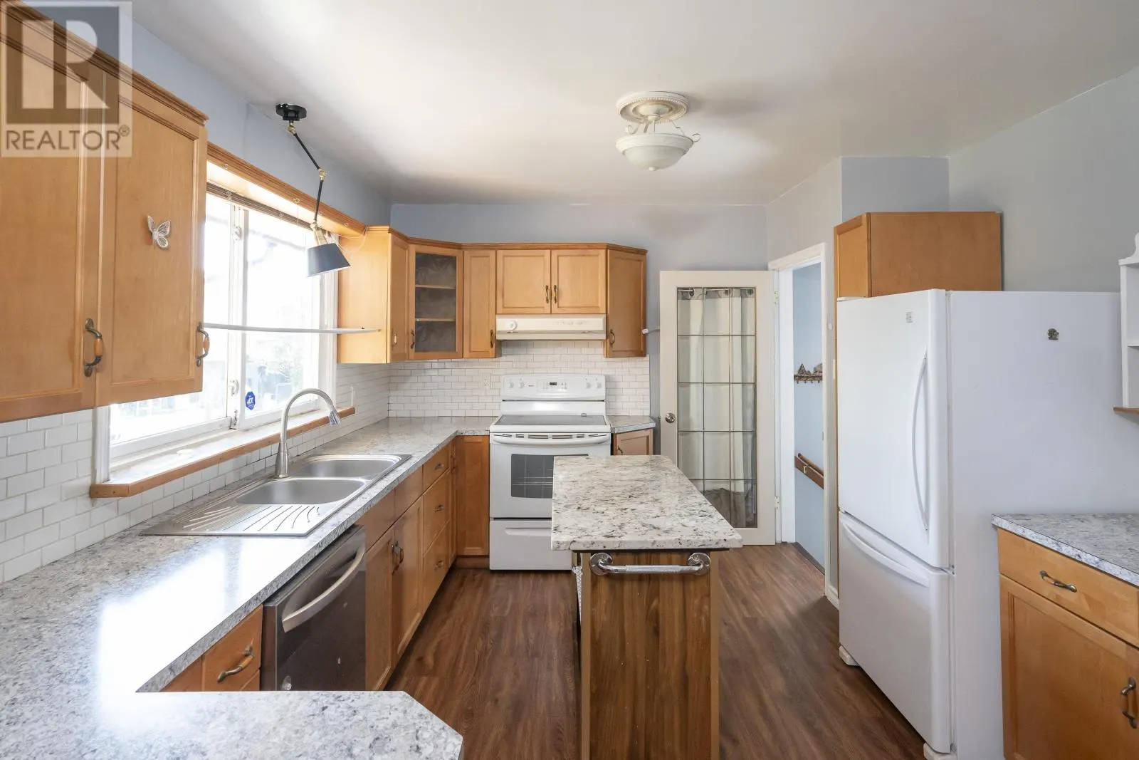 404 James St South