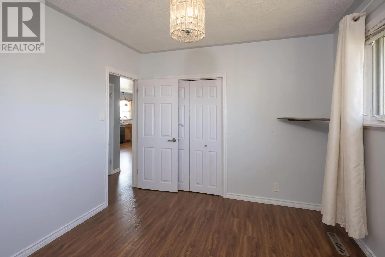 404 James St South