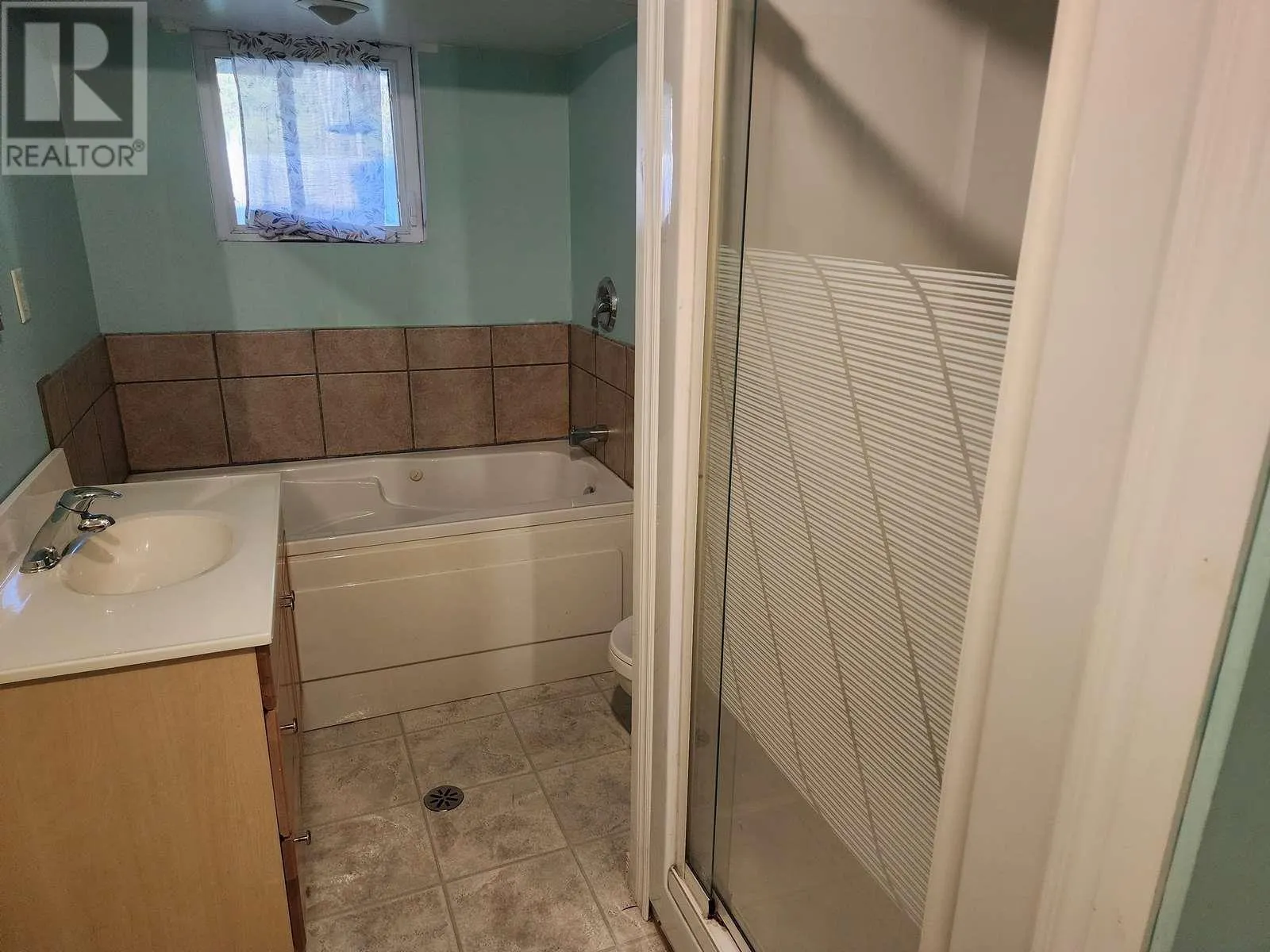 38 EASTGROVE CRES
